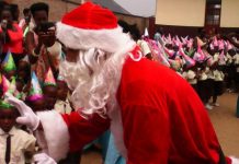 Père Noel donne la joie aux touts petits