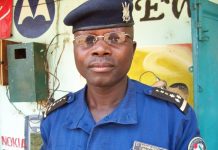 Buyengero : La police arrête deux jeunes gens avec un pistolet