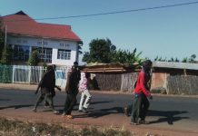 Muyinga : La civière artisanale encore moyen de transport des malades