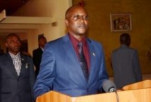 Bujumbura : Gaston Sindimwo en qui vive devant le Parlement