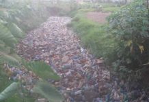 Savonor réclame l’enlèvement des bouteilles en plastiques flottant sur Kinyankonge