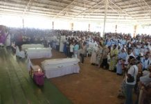Les pleurs à la messe de requiem des 3 soeurs