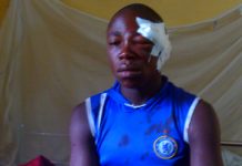 La victime d’hommes en manteaux