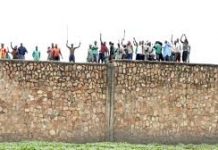 Près de 10 détenus se sont évadés de la prison